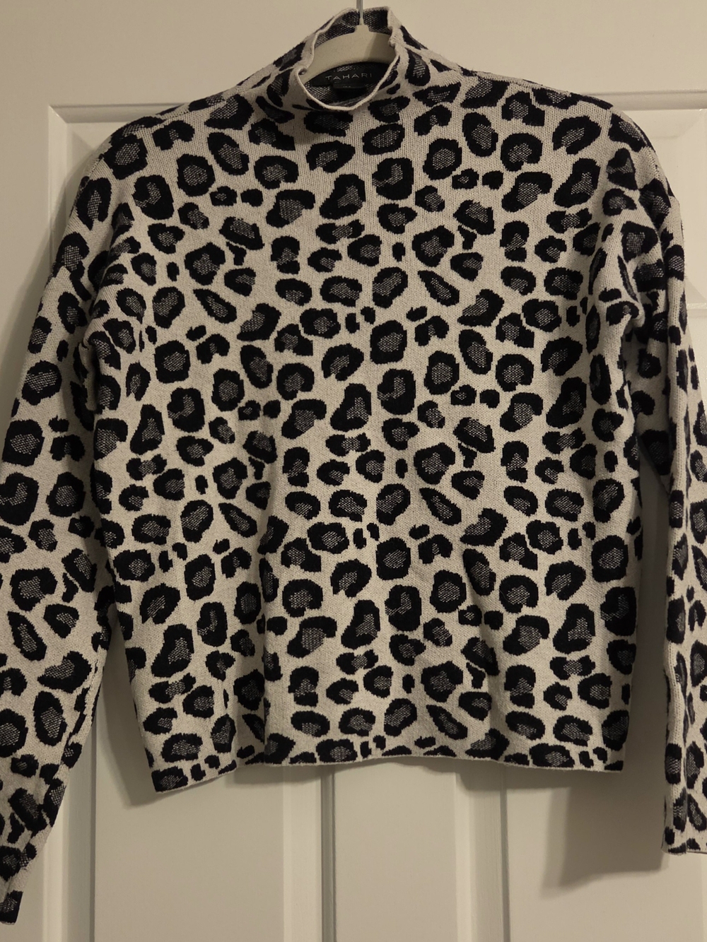 Tahari Black & Cream Leopard Print Mock Neck Knit Sweater Womens Small
